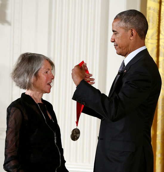 باراك أوباما يمنح ميدالية العلوم الإنسانية الوطنية لعام 2015 للشاعرة لويز جلوك في البيت الأبيض 2016
