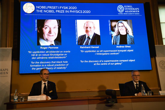 الفائزون بجائزة نوبل في الفيزياء  روجر بنروز ، ورينهارد جينزل ، وأندريا جيز
