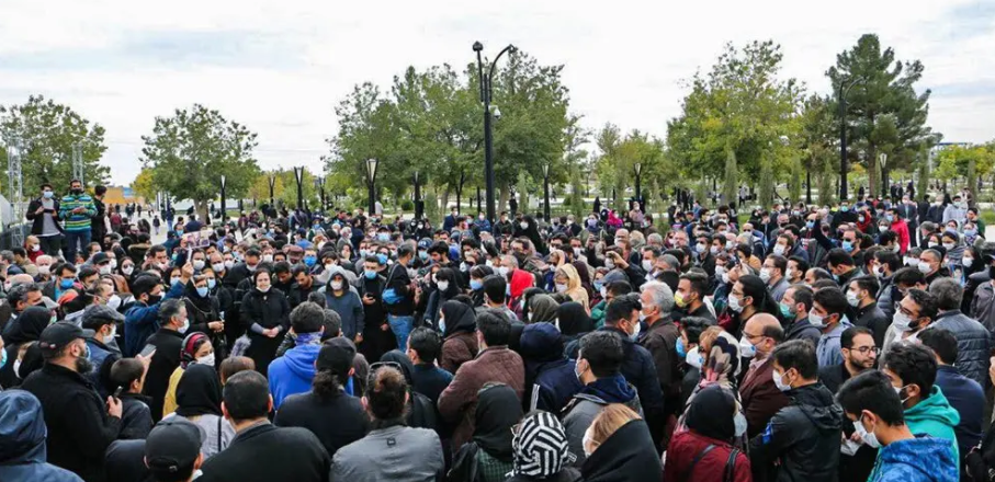 تجمع المواطنين للمشاركة في الجنازة