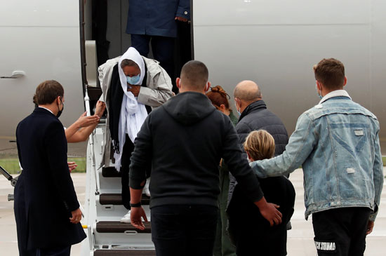 صوفي بترونين تصل مطار فيلاكوبلاي العسكري بالقرب من باريس