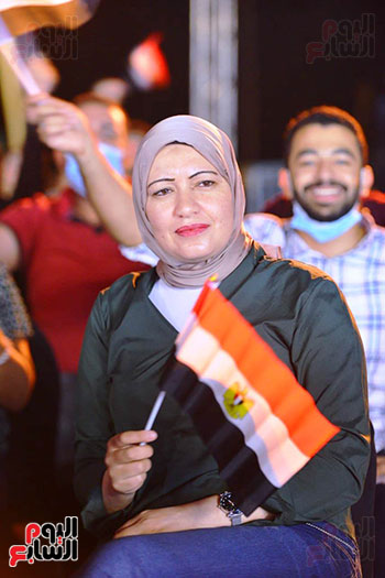 فتاة من الحضور ترفع علم مصر