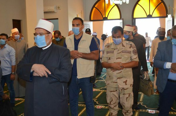 وزير الأوقاف يصلى داخل مسجد الشهيد أحمد منسى بعد افتتاحه