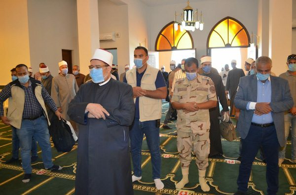 وزير الأوقاف يصلى فى مسجد الشهيد أحمد منسى