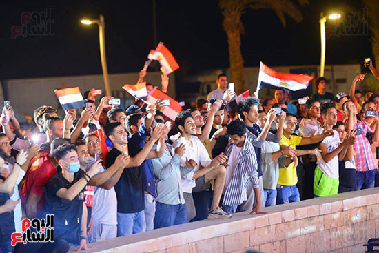 الجمهور يرفع اعلام مصر