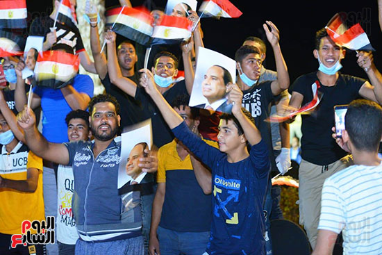 الحضور يرفع اعلام مصر وصور الرئيس السيسى
