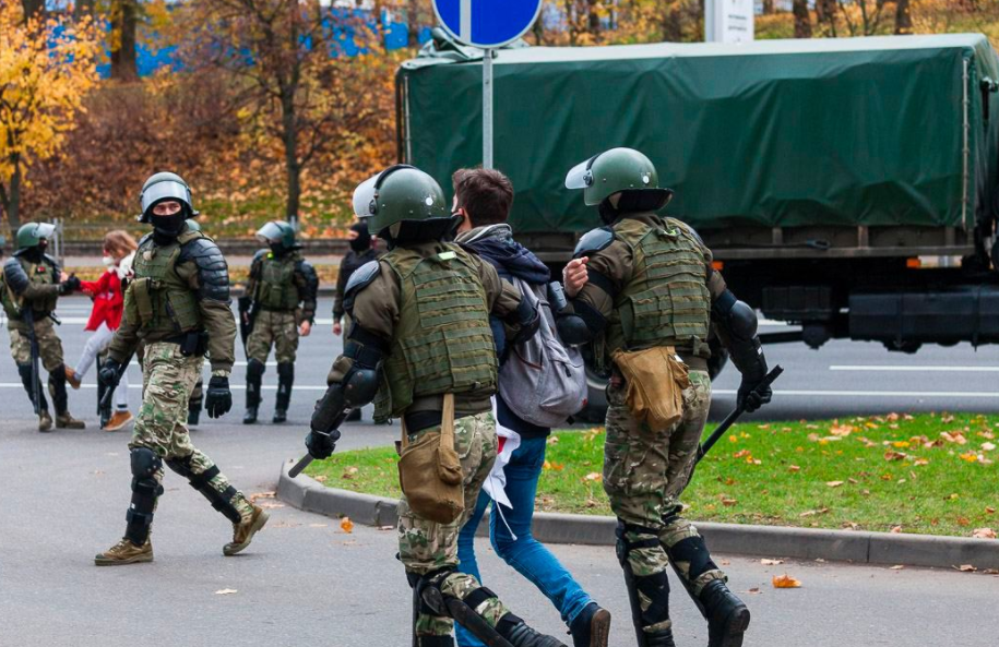 شرطة بيلاروسيا تحاول تفريق المحتجين