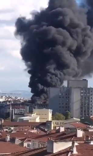 الدخان ينبعث من المبنى المحترق