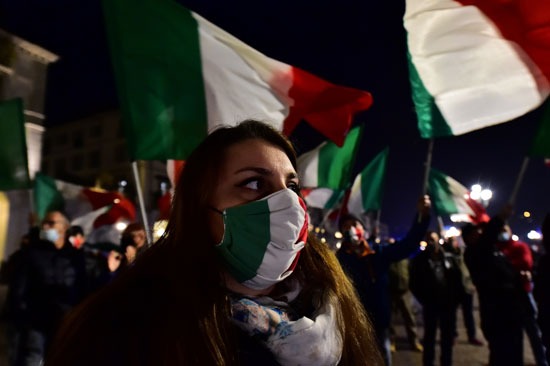 المظاهرات فى إيطاليا احتجاجا على إجراءات الحد من انتشار كورونا (6)