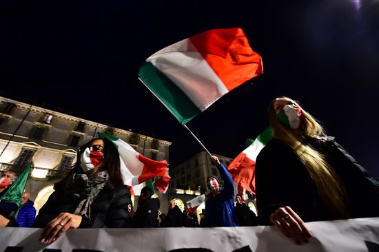 المظاهرات فى إيطاليا احتجاجا على إجراءات الحد من انتشار كورونا (2)