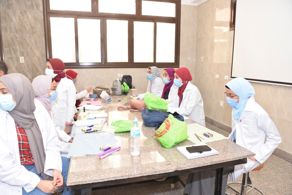رئيس جامعة أسيوط يتابع تطبيق نظام التعليم الهجين بكلية طب الأسنان.. صور (10)
