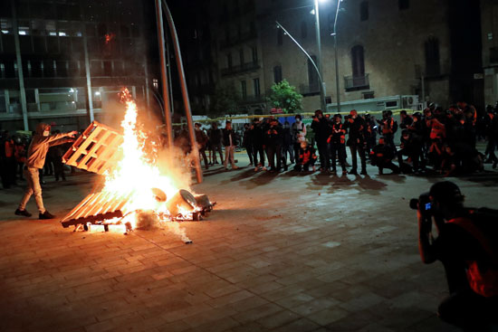 اشتباكات بين الشرطة ومحتجين على قيود كورونا فى عدة مدن إسبانية (2)
