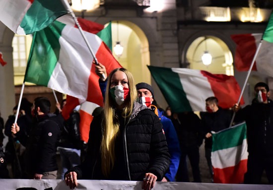 المظاهرات فى إيطاليا احتجاجا على إجراءات الحد من انتشار كورونا (4)