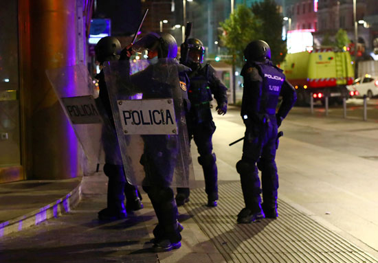 اشتباكات بين الشرطة ومحتجين على قيود كورونا فى عدة مدن إسبانية (6)