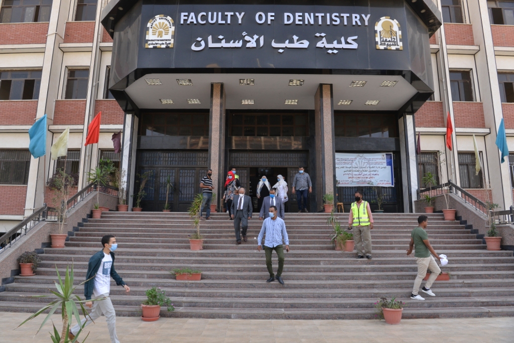 رئيس جامعة أسيوط يتابع تطبيق نظام التعليم الهجين بكلية طب الأسنان.. صور (1)