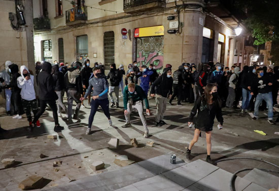 اشتباكات بين الشرطة ومحتجين على قيود كورونا فى عدة مدن إسبانية (1)