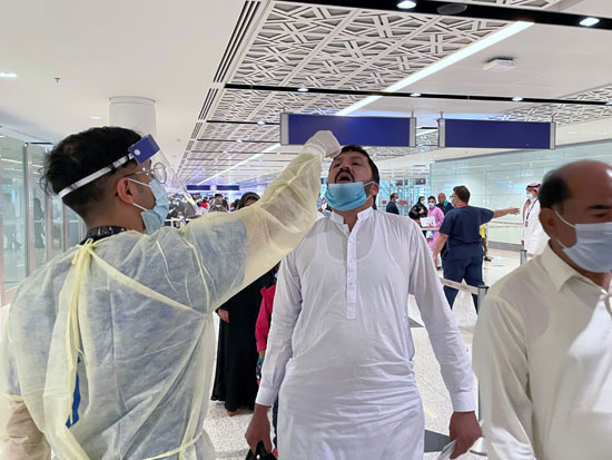 طاقم طبي سعودي يعطي الدواء عن طريق الفم