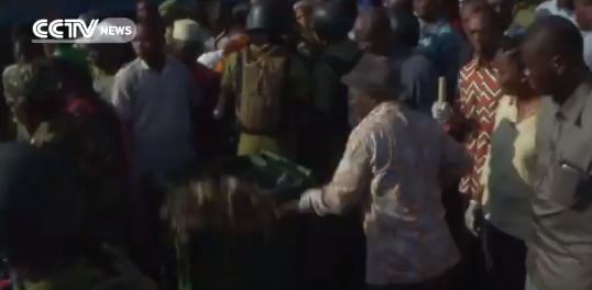 رئيس تنزانيا يحمل القمامة