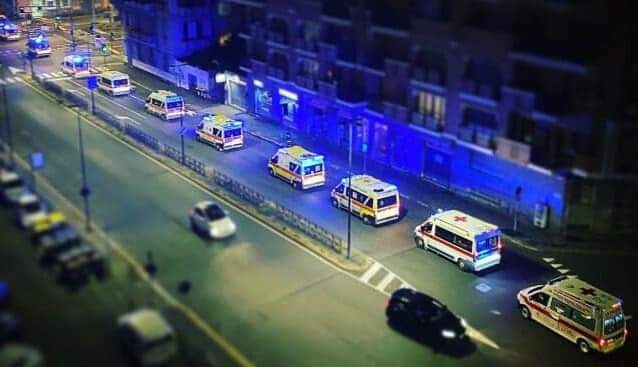 60 سيارة اسعاف امام مستشفيات ايطاليا