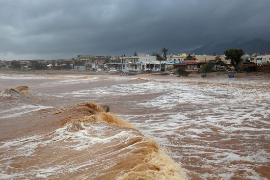 الفيضانات تضرب بعنف جزيرة كريت اليونانية (11)