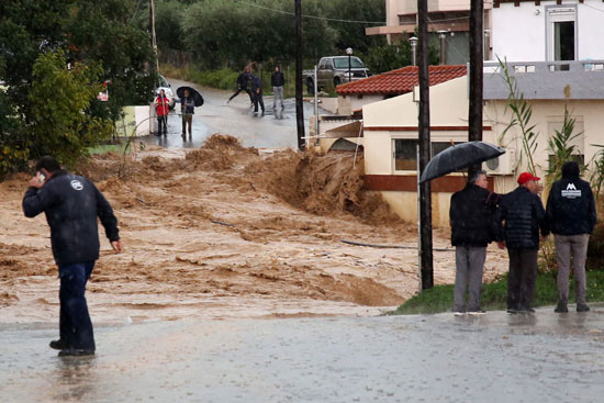 الفيضانات تضرب بعنف جزيرة كريت اليونانية (6)