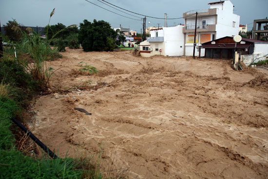الفيضانات تضرب بعنف جزيرة كريت اليونانية (2)