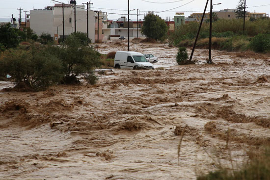 الفيضانات تضرب بعنف جزيرة كريت اليونانية (4)