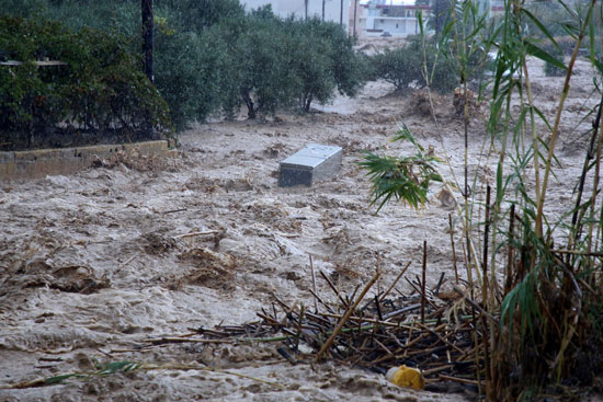الفيضانات تضرب بعنف جزيرة كريت اليونانية (5)