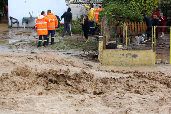 الفيضانات تضرب بعنف جزيرة كريت اليونانية (3)
