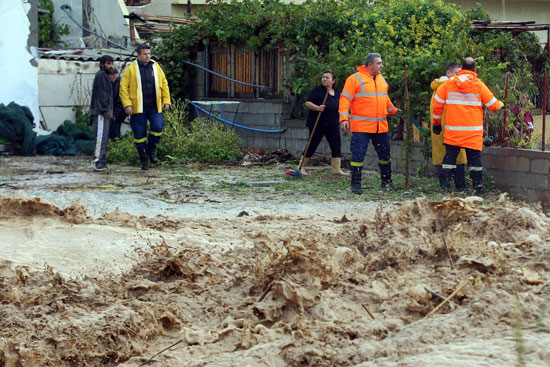 الفيضانات تضرب بعنف جزيرة كريت اليونانية (1)