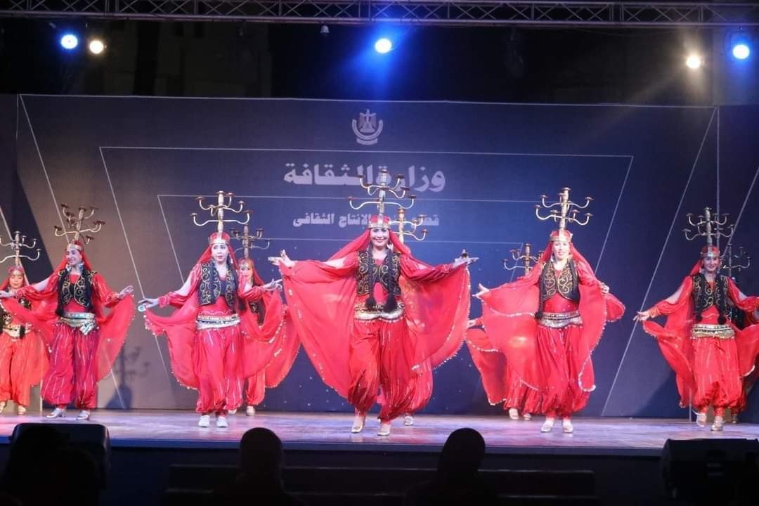الفرقة القومية تقدم اشهر رقصاتها وهي رقصة الشمعدان