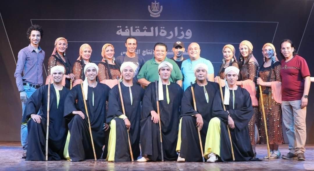 الفنان والمخرج خالد جلال مع اعضاء الفرقة القومية ومديرها الفنان هاني النابلسي