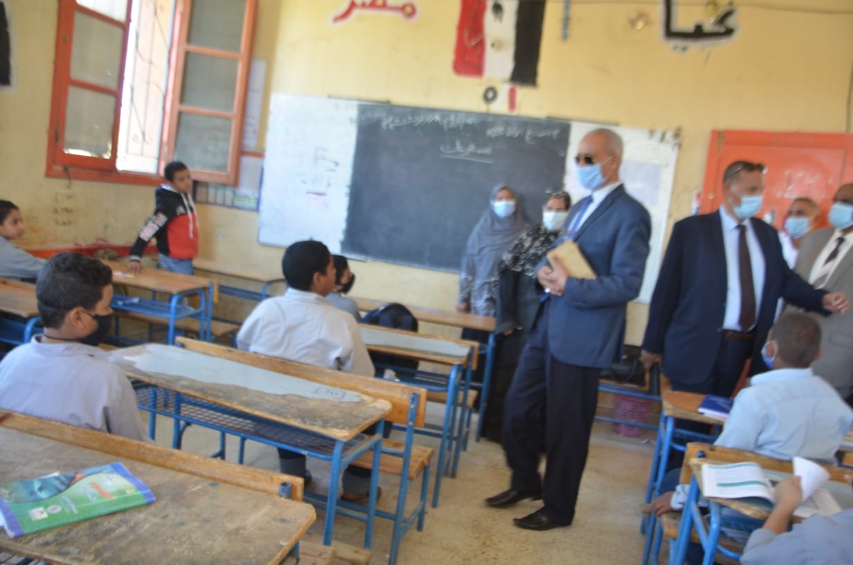 مدير تعليم الأقصر يتفقد مدارس إسنا ويكرم 24 طالب وطالبة