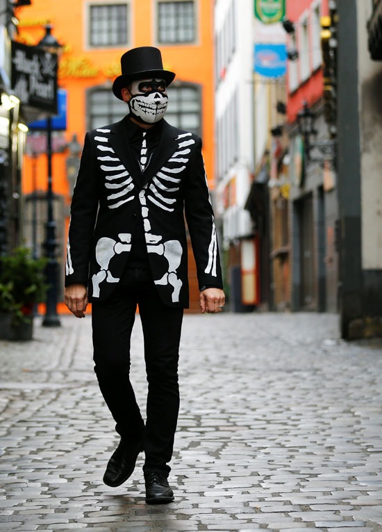 رجل يرتدي زي الموت في شوارع ألمانيا