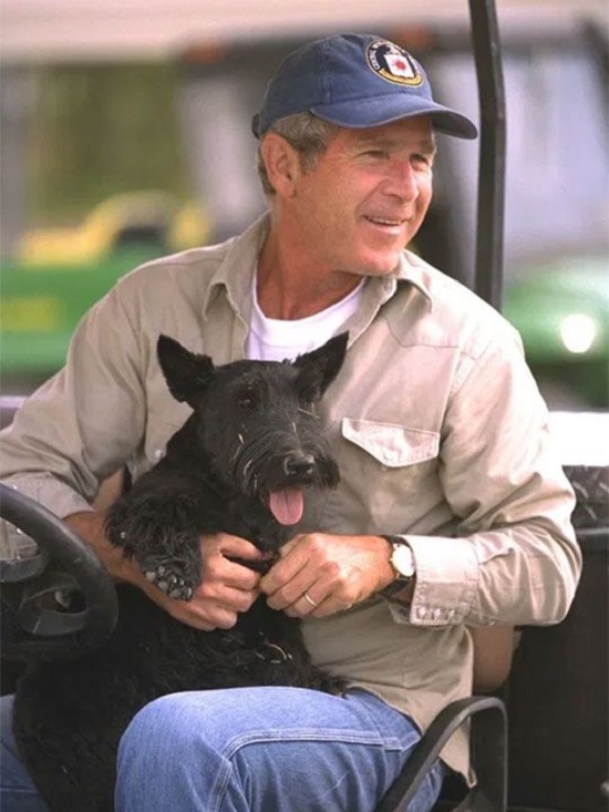 جورج دبليو بوش مع كلبه المفضل