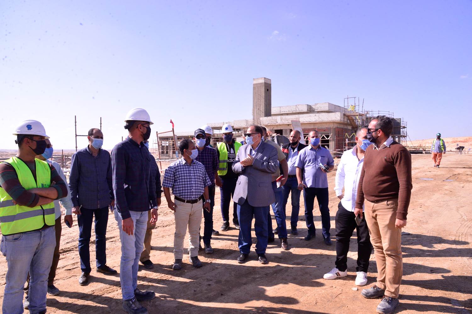 محافظ أسيوط يتفقد محطة مياه الشرب والكهرباء بمدينة ناصر  (11)