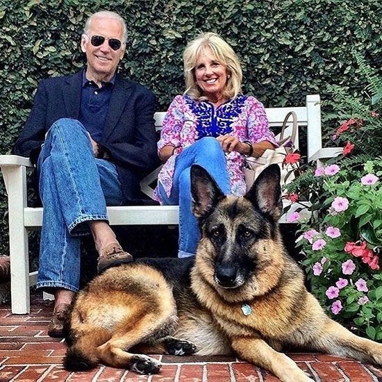 جون باين وزوجته مع كلبهما