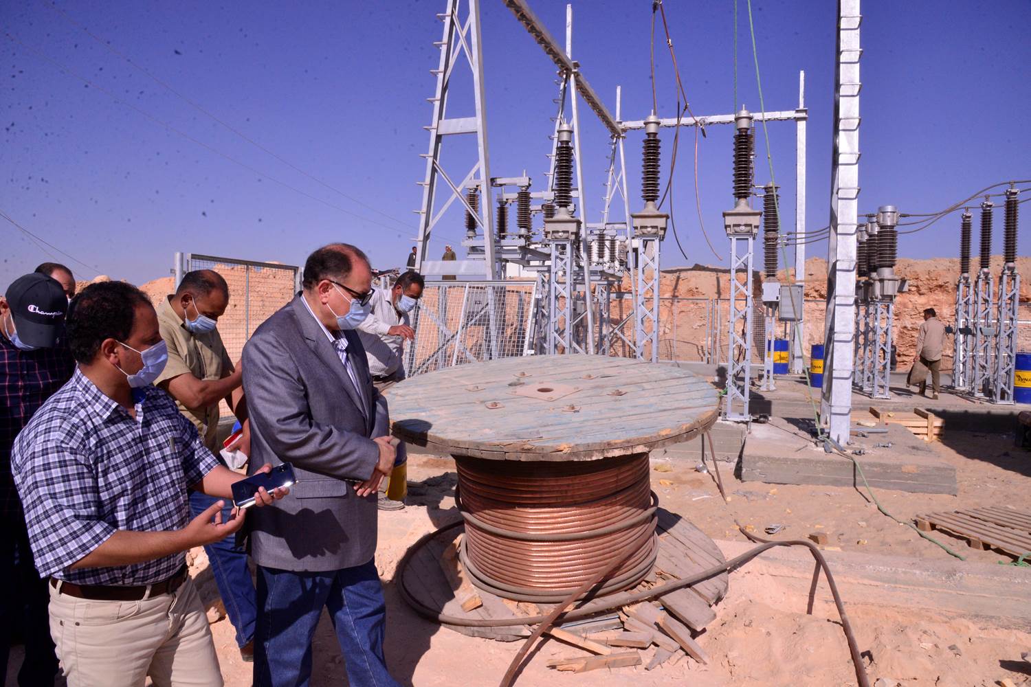 محافظ أسيوط يتفقد محطة مياه الشرب والكهرباء بمدينة ناصر  (13)