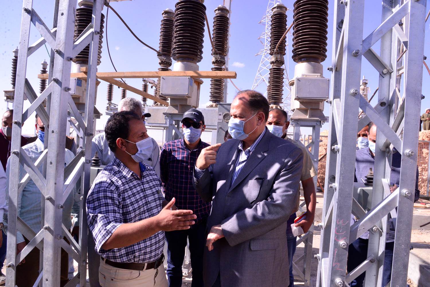 محافظ أسيوط يتفقد محطة مياه الشرب والكهرباء بمدينة ناصر  (15)