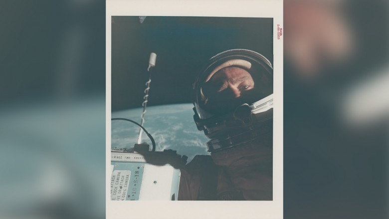 أول صورة  سيلفي في الفضاء، التقطها رائد الفضاء الأمريكي باز ألدرين عام 1966