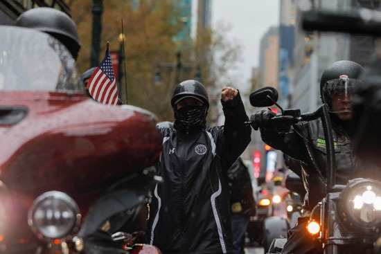 شخص يشارك في موكب دراجة نارية لتكريم يوم المحاربين القدامى