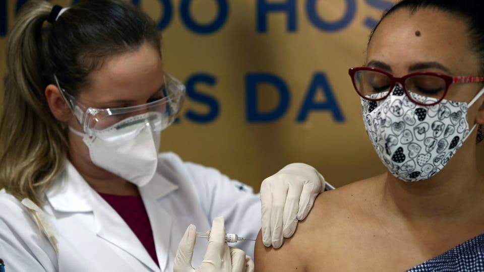 متطوع في البرازيل يتلقى جرعة من اللقاح الصيني