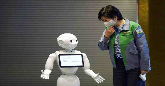 روبوت ومواطن ياباني