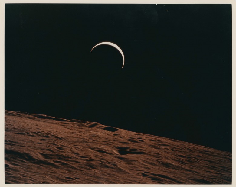 هلال الأرض يرتفع إلى ما وراء أفق القمر القاحل، التقطت هذه الصورة عام 1971