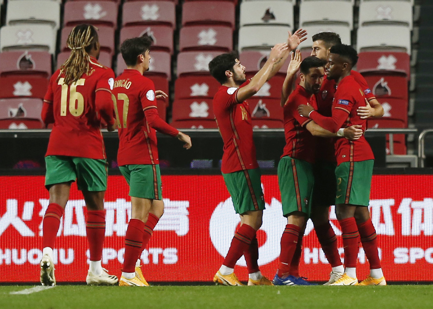 احتفال لاعبى المنتخب البرتغالى