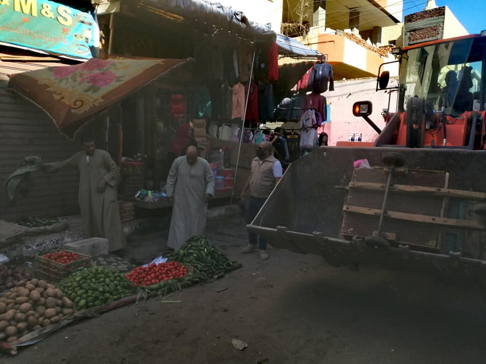 مجلس مدينة الأقصر يقود حملة لرفع الإشغالات وإزالة الباعة الجائلين مجلس مدينة الأقصر يقود حملة لرفع الإشغالات وإزالة الباعة الجائلين