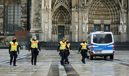 الشرطة في كولونيا تطبق قرار إلغاء الاحتفالات التقليدية