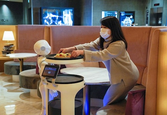 الروبوت يعمل في المقاهي بدلا من البشر