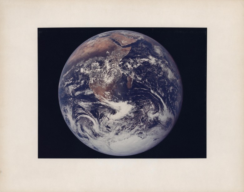 الرخام الأزرق أول صورة مضاءة بالكامل للأرض التقطها إنسان عام 1972