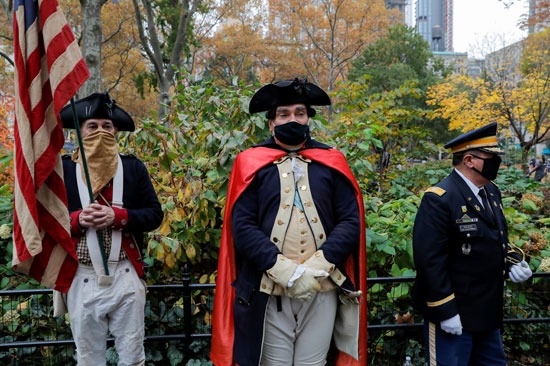 المنتج الأمريكي مايكل جريللو يرتدي زي الجنرال جورج واشنطن