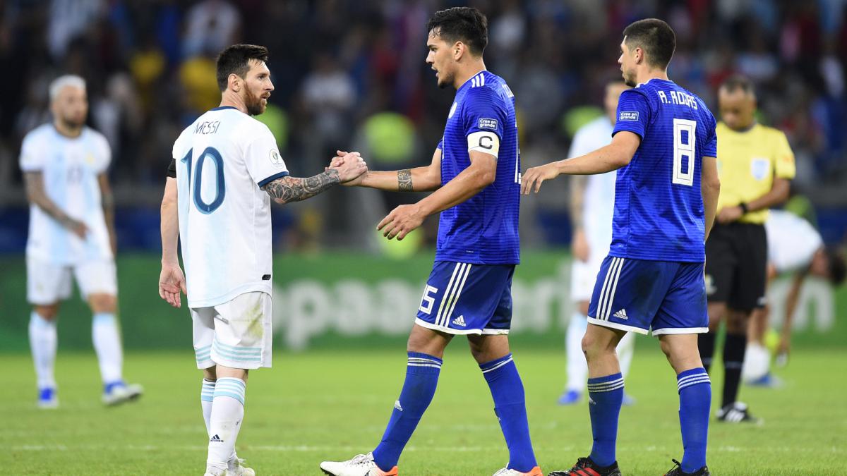 ميسي مع نجوم باراجواي ميسي مع نجوم باراجواي